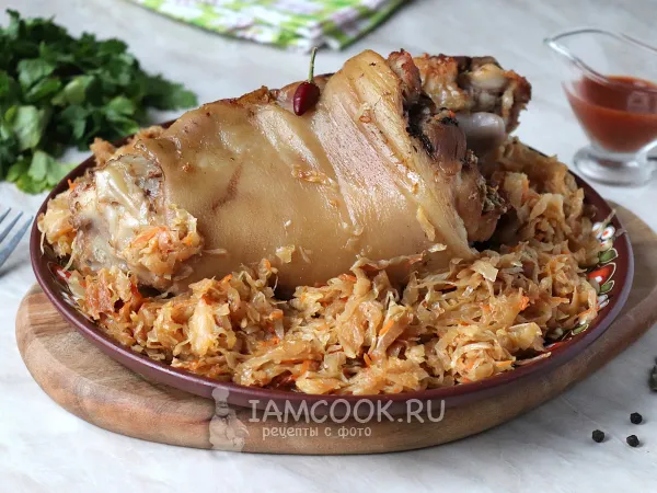Фото готового блюда: Свиная рулька с кислой (квашеной) капустой в духовке