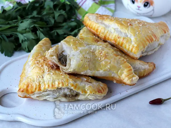 Фото готового блюда: Слойки с грибами и луком