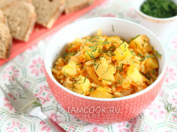 Фото готового блюда: Тушеная картошка с капустой и рисом в мультиварке