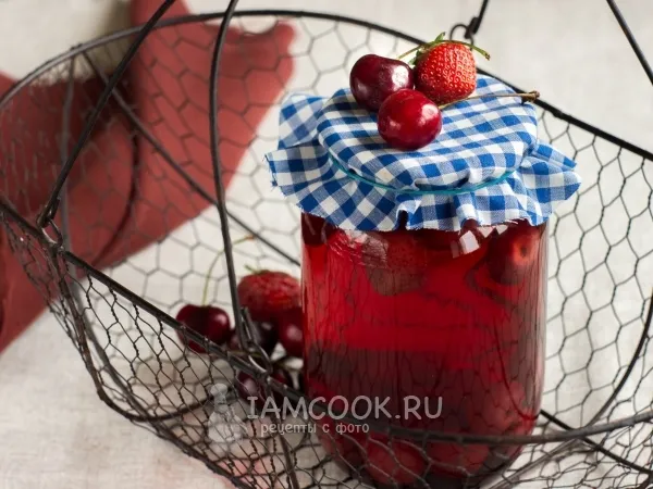 Фото готового блюда: Компот из черешни и клубники на зиму