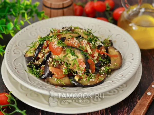 Фото блюда: Жареные баклажаны с помидорами на сковороде