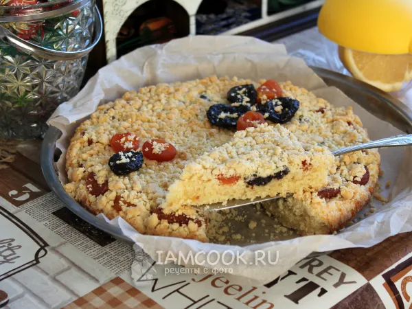 Фото готового блюда: Песочный пирог с курагой и черносливом