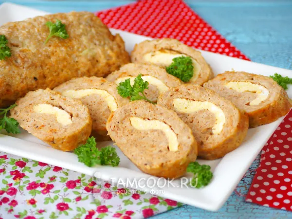 Фото готового блюда: Рулет из фарша с омлетом