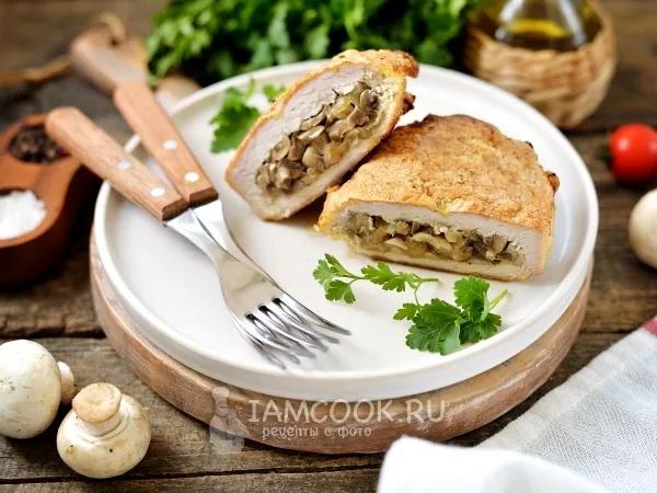 Фото готового блюда: Отбивная, фаршированная грибами, на сковороде