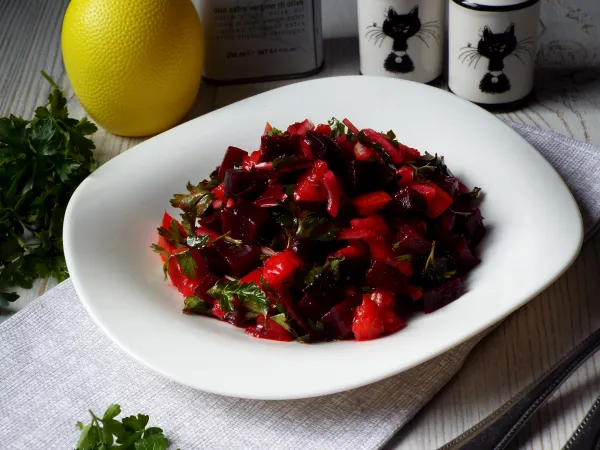 Фото готового блюда: Салат со свёклой и помидорами