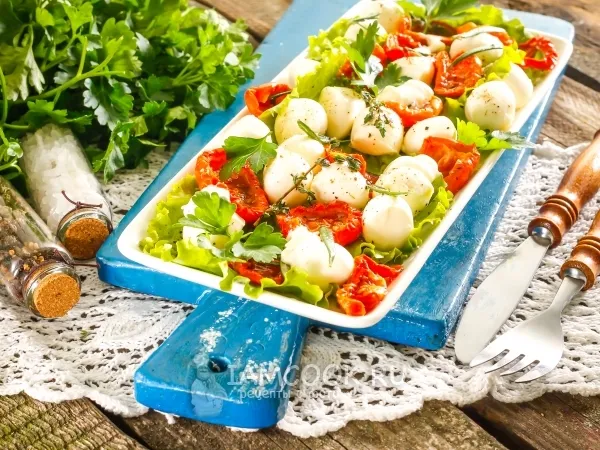 Фото блюда: Салат с вялеными помидорами и моцареллой