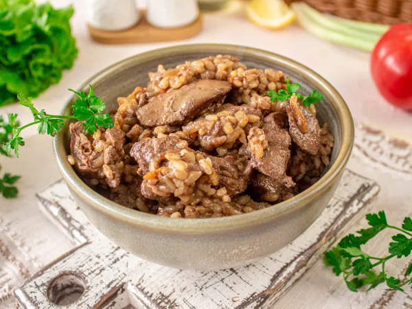 Фото готового блюда: Куриная печень с рисом на сковороде