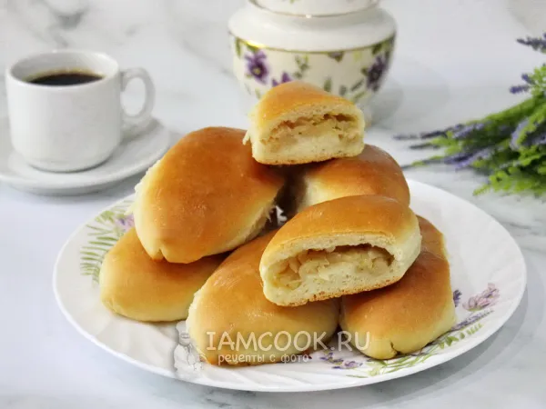 Фото готового блюда: Пирожки из творожно-дрожжевого теста (с капустой)