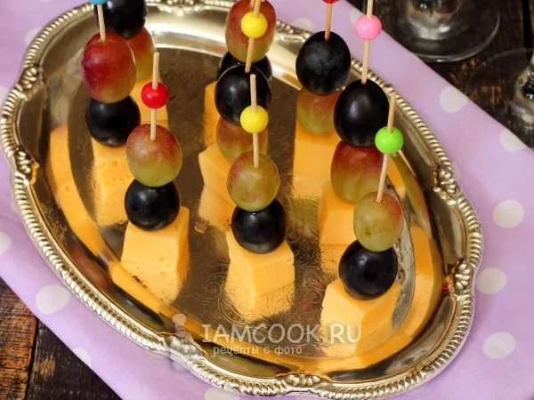 Фото готового блюда: Канапе с сыром и виноградом