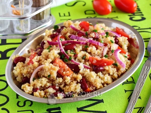 Фото готового блюда: Салат из киноа, фасоли и помидоров черри
