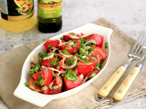 Фото готового блюда: Салат из помидоров, лука и кинзы