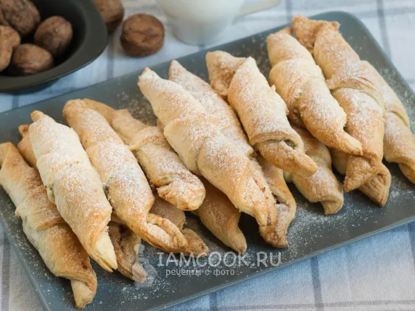 Фото готового блюда: Рогалики из слоеного теста с грецкими орехами