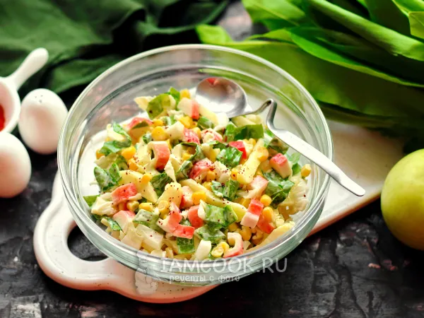 Фото блюда: Салат с крабовыми палочками, пекинской капустой, яблоком и черемшой