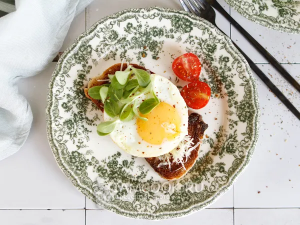 Фото блюда: Тост с яйцом и сыром на сковороде