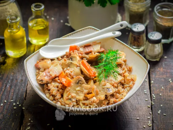 Фото готового блюда: Гречка с квашеной капустой, салом и грибами