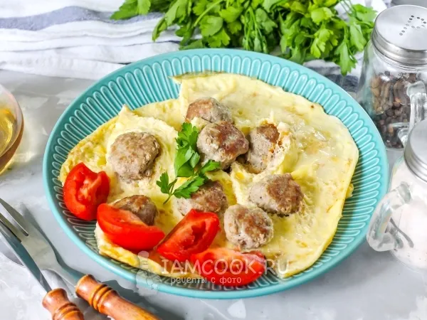 Фото готового блюда: Омлет с фрикадельками