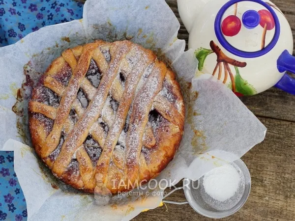 Фото готового блюда: Пирог с вареньем из дрожжевого теста