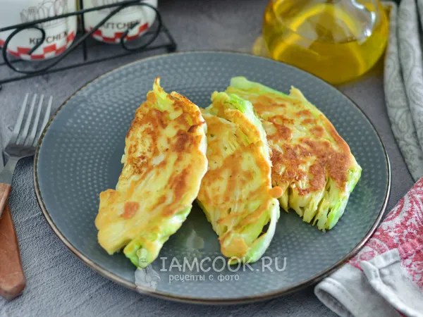 Фото готового блюда: Жареная молодая капуста в кляре на сковороде