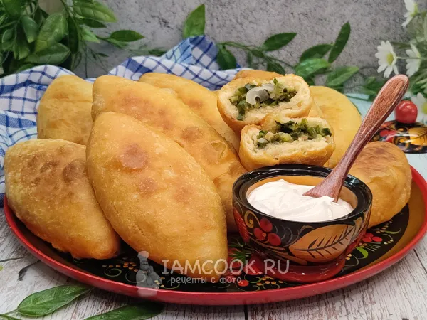 Фото готового блюда: Пирожки с луком и черемшой