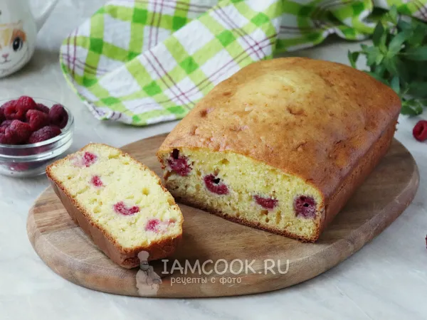 Фото готового блюда: Заливной пирог с малиной на кефире