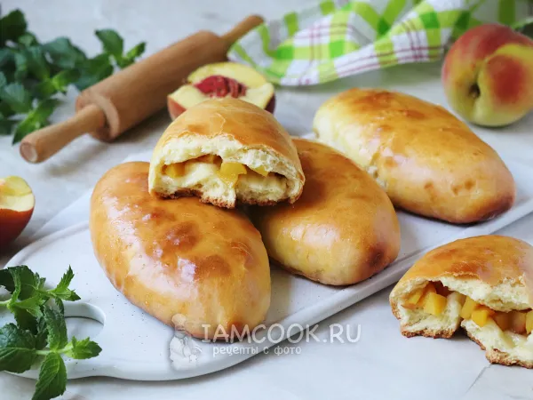Фото готового блюда: Пирожки с персиками (из дрожжевого теста)