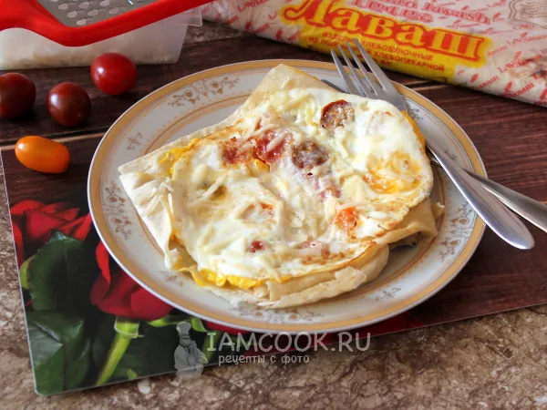 Фото готового блюда: Яичница в мультиварке с помидорами и лавашем