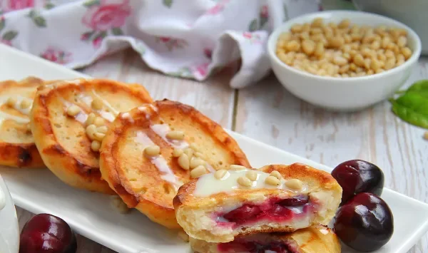 Фото блюда: Сырники с вишней (в духовке)