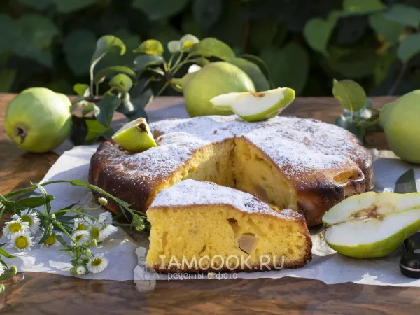 Фото готового блюда: Заливной пирог с грушами и сметаной