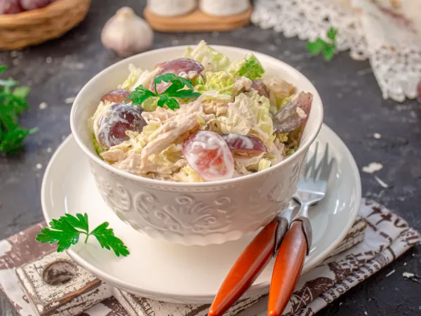 Фото блюда: Салат с пекинской капустой, виноградом и курицей