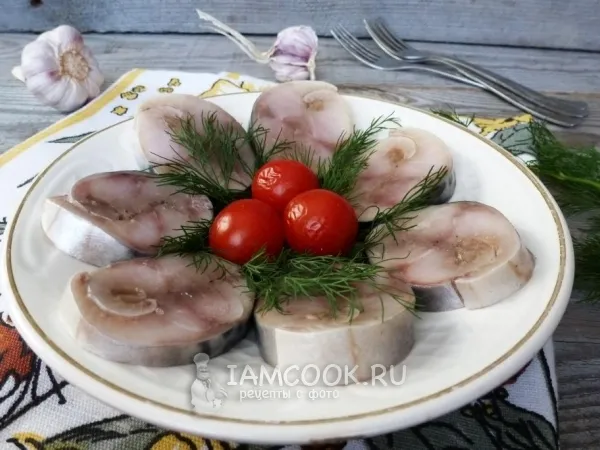 Фото готового блюда: Скумбрия, соленая с чесноком