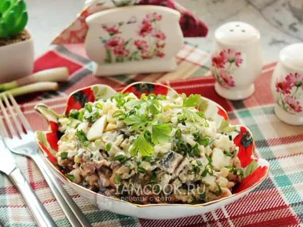Фото блюда: Салат со шпротами, солеными огурцами и яйцами
