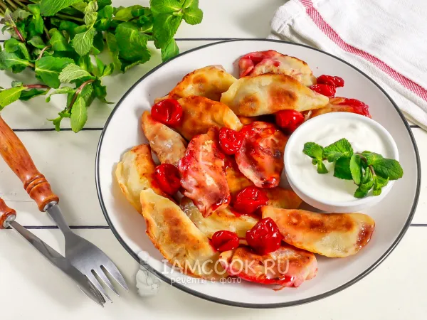 Фото блюда: Жареные вареники с вишней