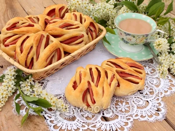 Фото готового блюда: Булочки с колбасой