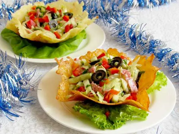 Фото готового блюда: Салат в сырных корзинках