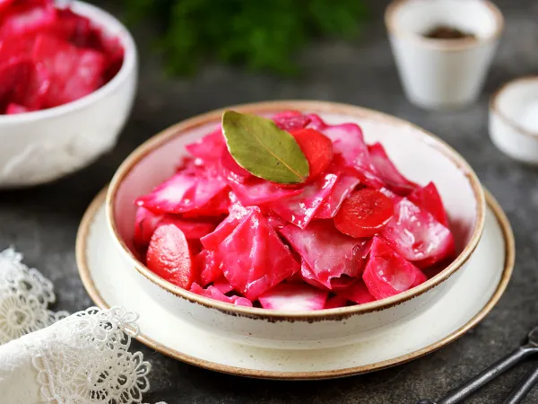 Фото блюда: Капуста, маринованная со свеклой и хреном