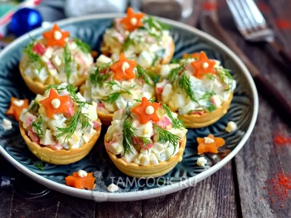 Фото готового блюда: Салат из крабовых палочек в песочных тарталетках
