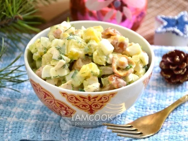 Фото блюда: Салат с маринованными опятами и куриной грудкой