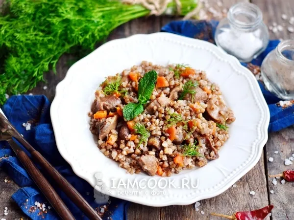 Фото блюда: Гречка с куриными желудками на сковороде