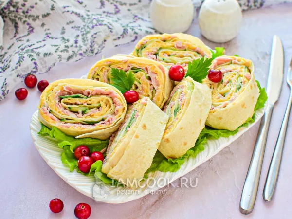 Фото готового блюда: Рулет из лаваша с ветчиной и огурцом