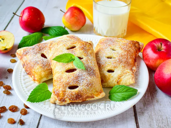 Фото готового блюда: Слойки с изюмом и яблоками