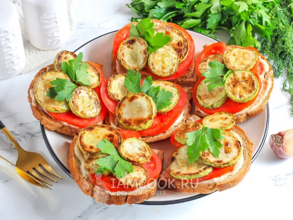 Фото блюда: Бутерброды с жареным кабачком