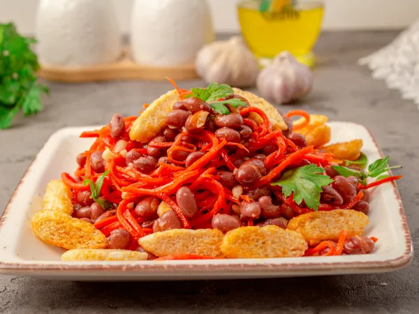 Фото готового блюда: Салат из фасоли и сухариков с чесноком