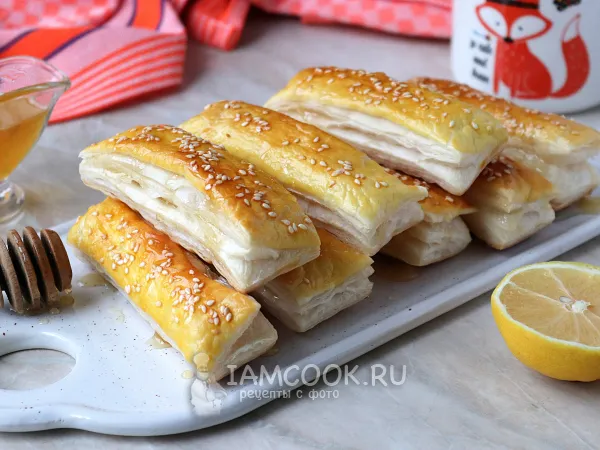 Фото блюда: Слойки с медом (из готового слоеного теста)
