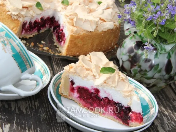Фото готового блюда: Песочный пирог с творогом, ягодами и меренгой