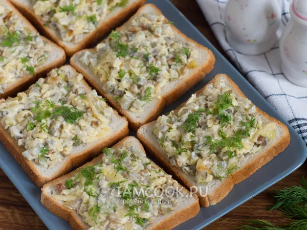Фото готового блюда: Бутерброды с шампиньонами и сыром