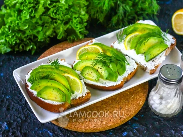 Фото блюда: Бутерброды с авокадо и творожным сыром