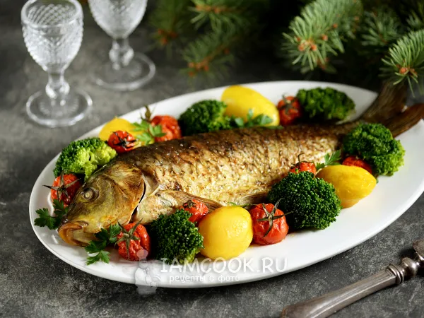 Фото готового блюда: Карп с брокколи и помидорами черри в духовке
