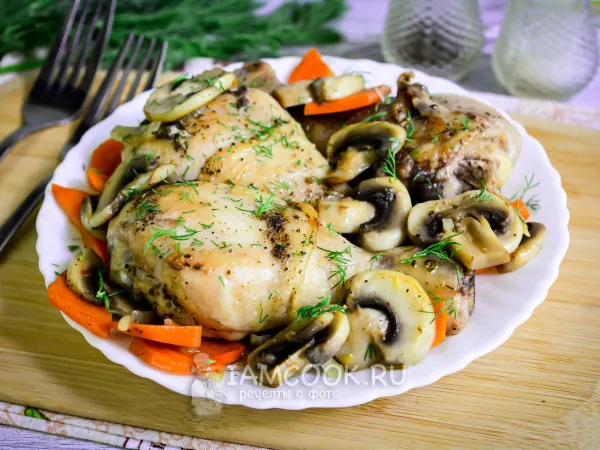 Фото готового блюда: Куриные ножки с грибами (шампиньонами) на сковороде