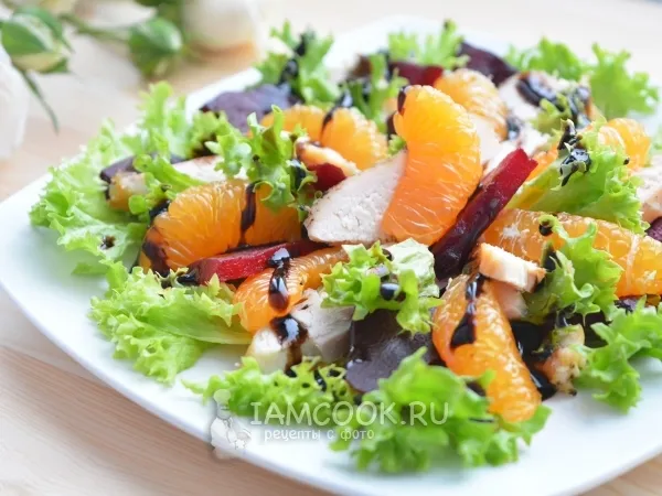 Фото блюда: Салат с курицей, мандаринами и свеклой