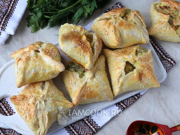 Фото готового блюда: Слойки с творогом и зеленью (из готового слоеного теста)
